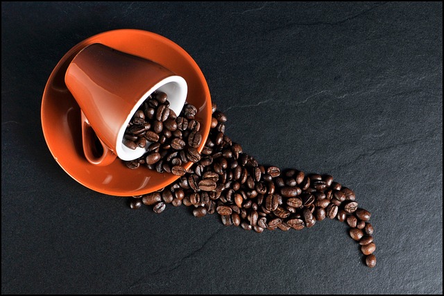 カフェでコーヒーを飲みながらくつろぐ様子