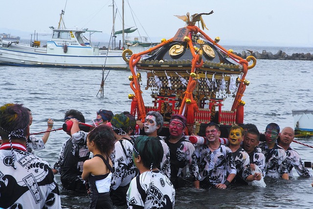 秋祭りの神輿の担ぎ手を断る時の参考になる、神輿を担ぐ人々の様子