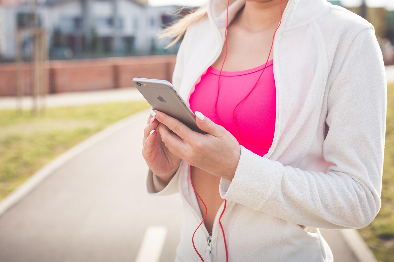 スマートフォンで電話をしながら困っている女性