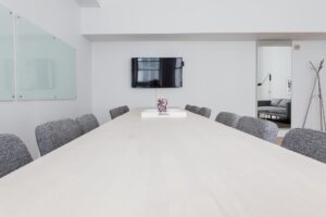 取引先との商談で納期について話し合う様子