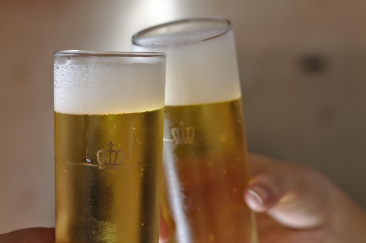 飲み会をどう断るか悩む会社員
