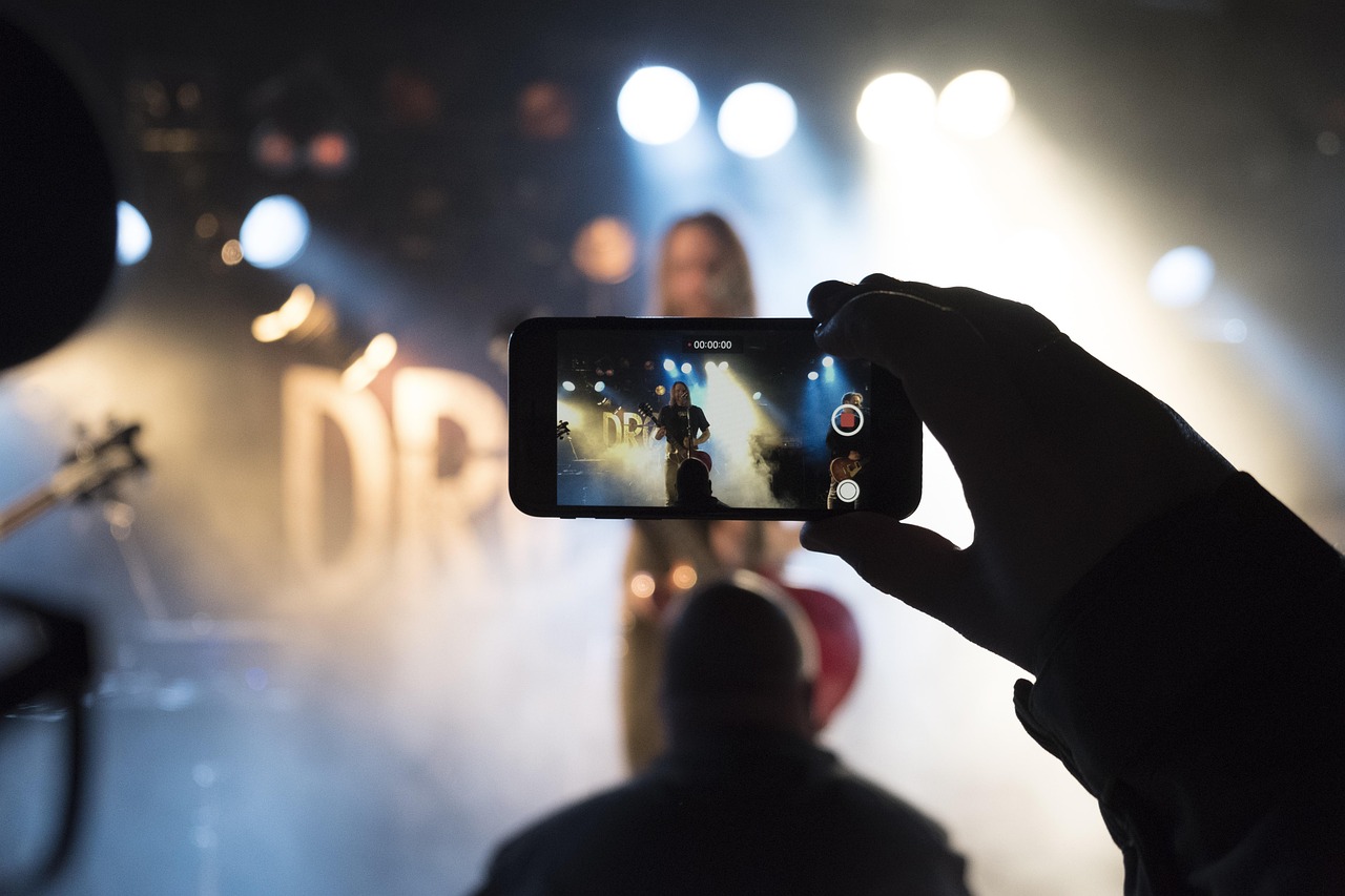 デスクに置かれた名刺とスマートフォン