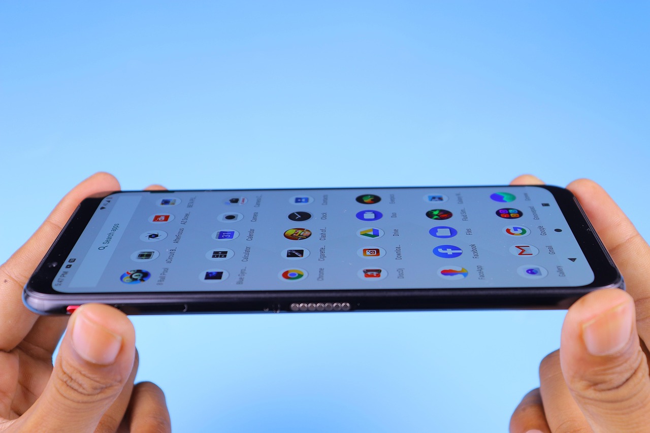 七五三の誘いにスマートフォンでLINE返信する様子
