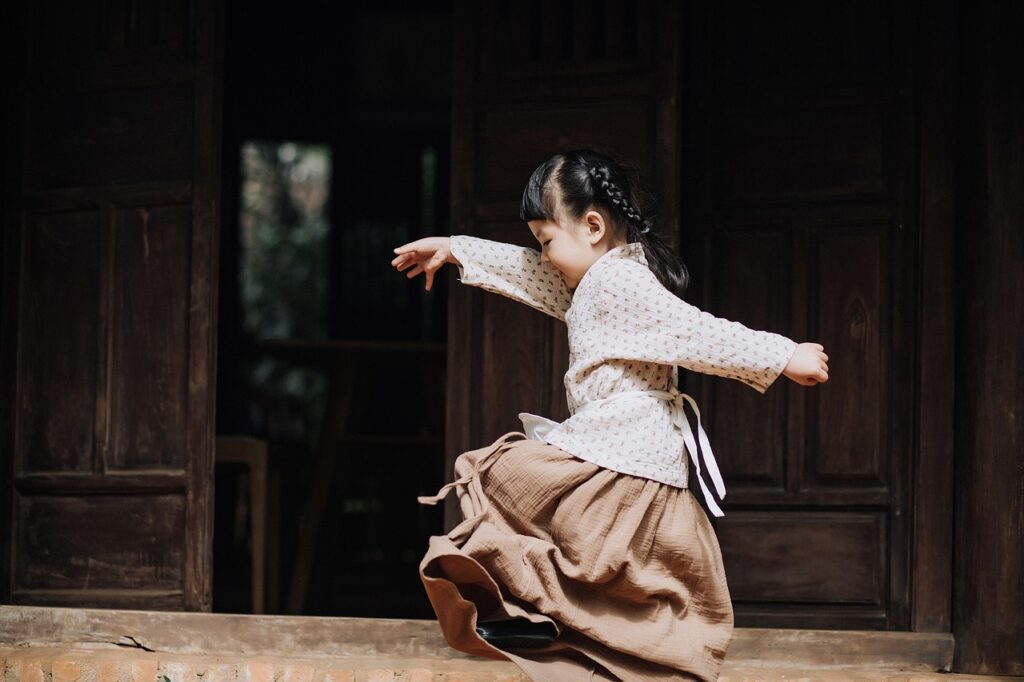 七五三のお祝いで着物を着た子ども