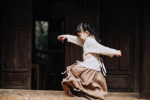 七五三のお祝いで着物を着た子ども