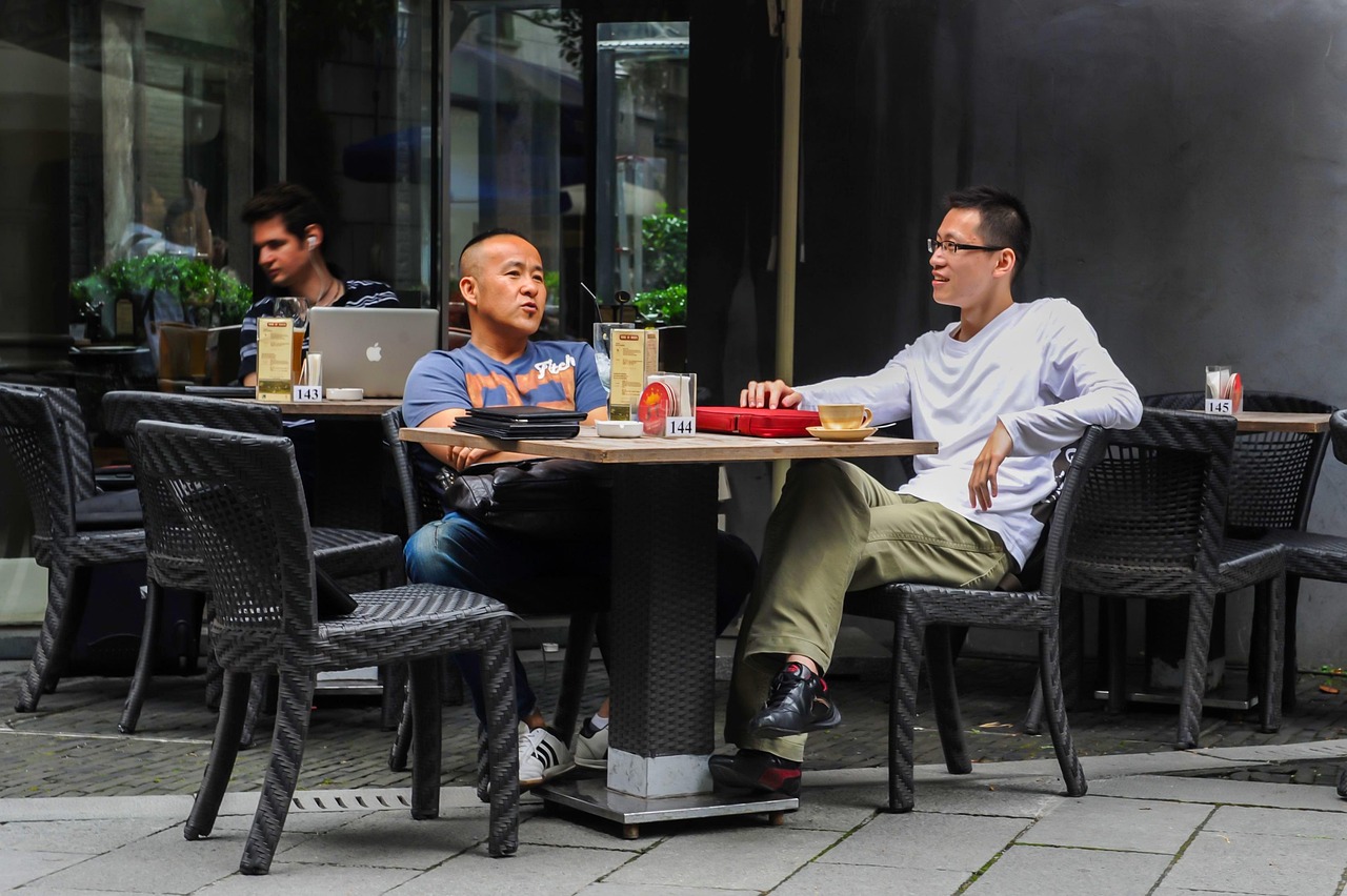 友人同士で楽しく会話をする様子