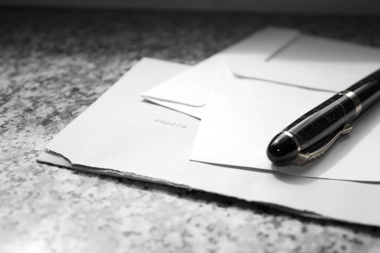 お便りや連絡帳に返事を書く保護者の手元