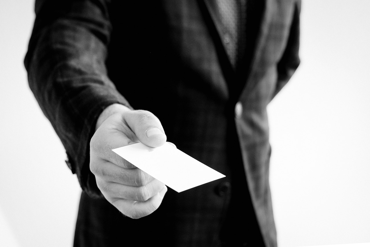 異業種交流会で名刺交換をする様子