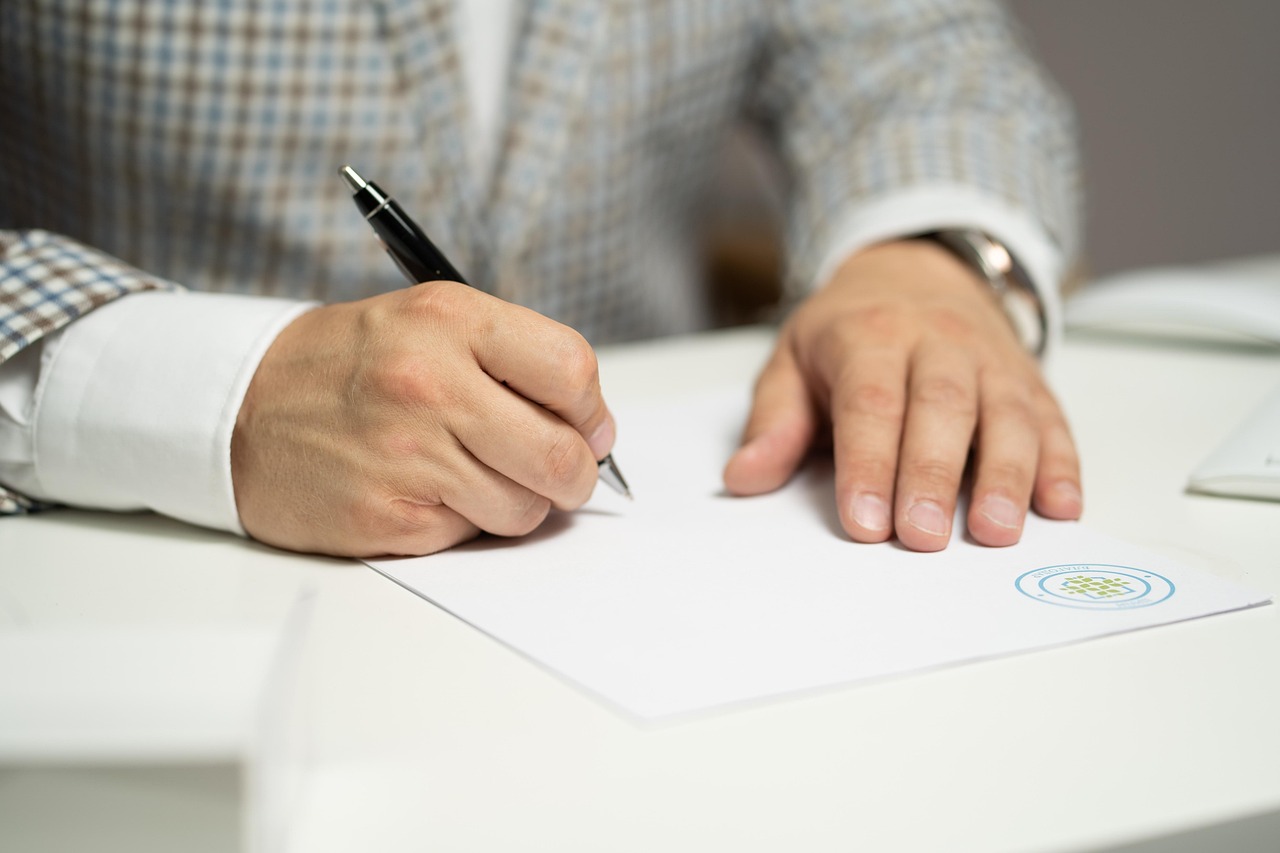 案内文書に返信を記入する様子