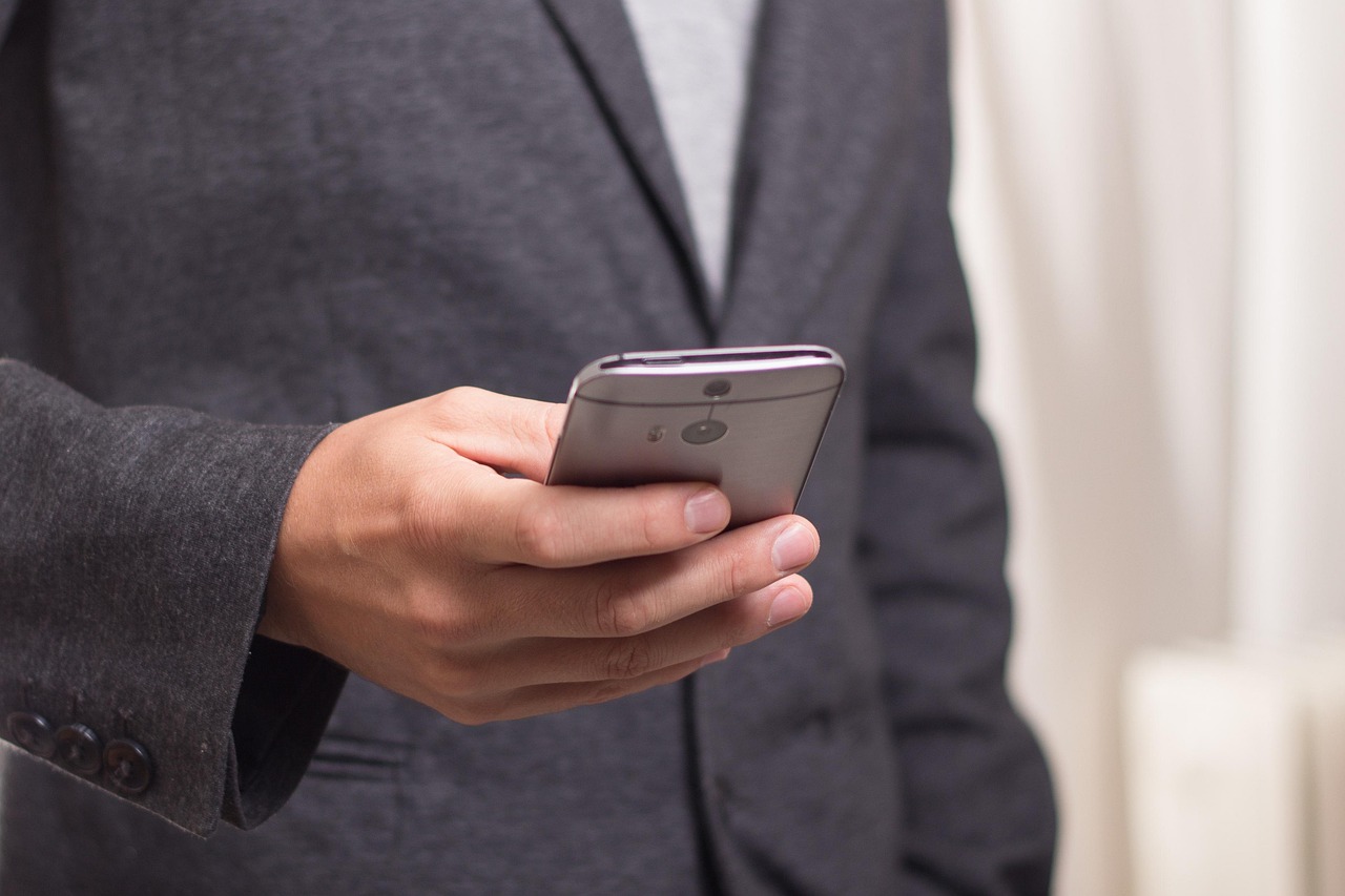 スマートフォンで返信メッセージを打つ様子