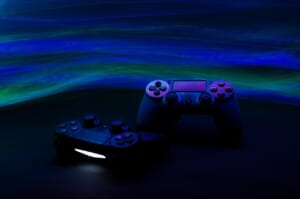 自宅でヘッドセットをつけてオンラインゲームをする様子